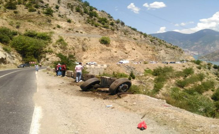 Yaylaya giderken şarampole yuvarlandılar!