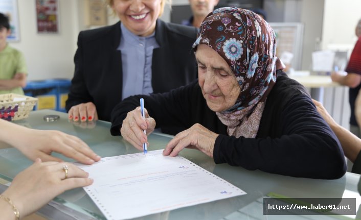 106 yaşında gençlere taş çıkartıyor