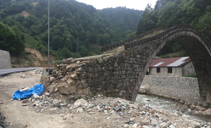 Rize'de tarihi taş köprü onarılmayı bekliyor!