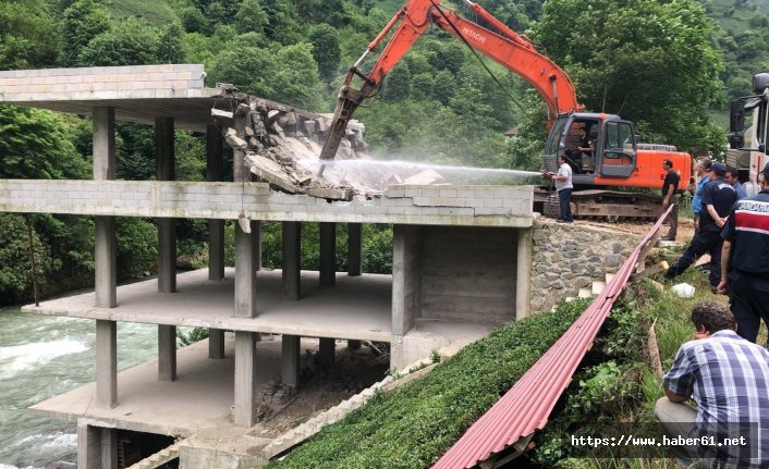 Devleti beklemediler kaçak binalarını kendileri yıktılar