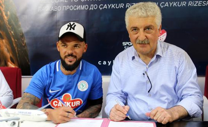 Rizespor Moroziuk'a imzayı attırdı