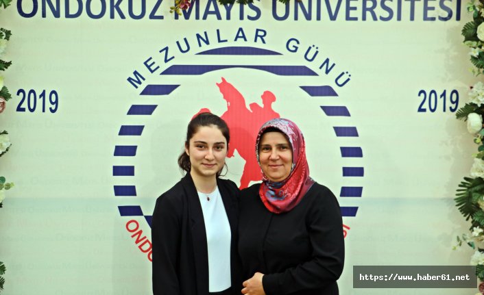 Anne ve kızı üniversiteden birlikte mezun oldu