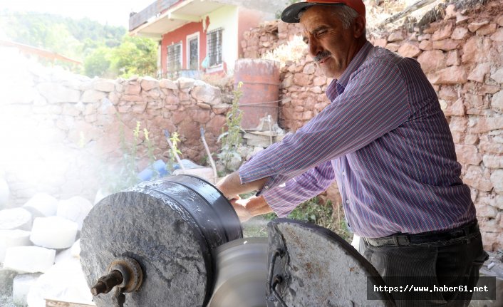 Ekmeğini taştan çıkarıyor