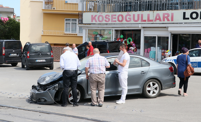 Samsun'da tramvay otomobile çarptı