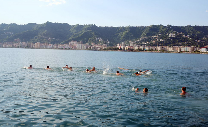 Şehitler için 3 kilometre yüzdüler