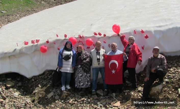  2 bin 700 metrede demokrasi bayramını kutladılar