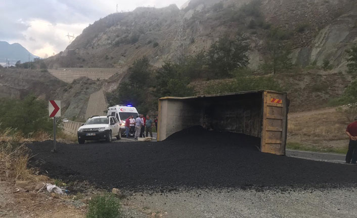 Artvin'de asfalt yüklü kamyon devrildi: 1 yaralı