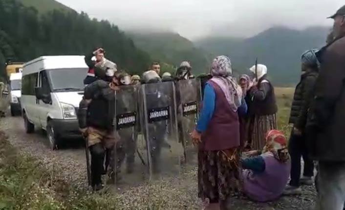 Köylüler ile jandarma arasında yayla yolu gerginliği