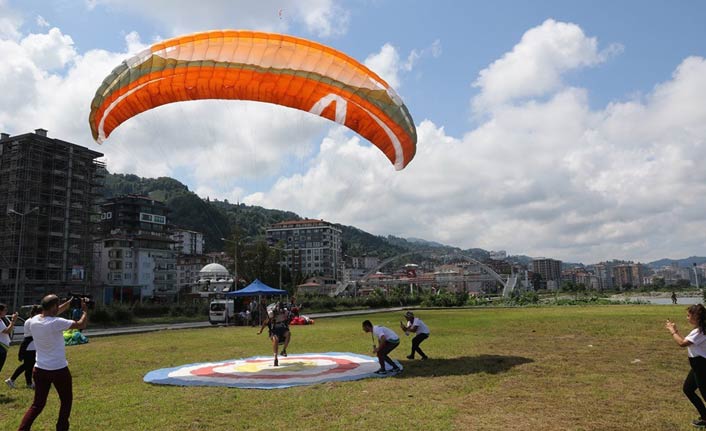 Rize'de yamaç paraşütü yapan turist beklemediği bir şeyle karşılaştı