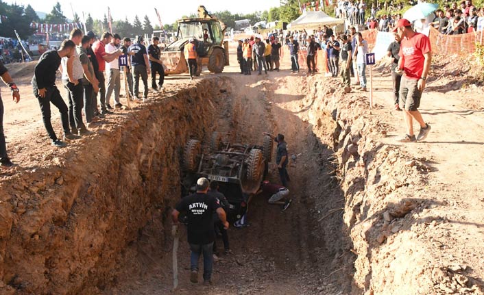 Off-Road yarışlarında Gürcü sürücü takla attı