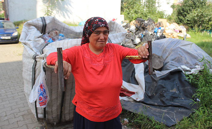 Ekmeğini çöpten çıkaran anne