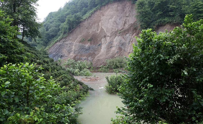 Rize'de heyelan - Yol ulaşıma kapatıldı