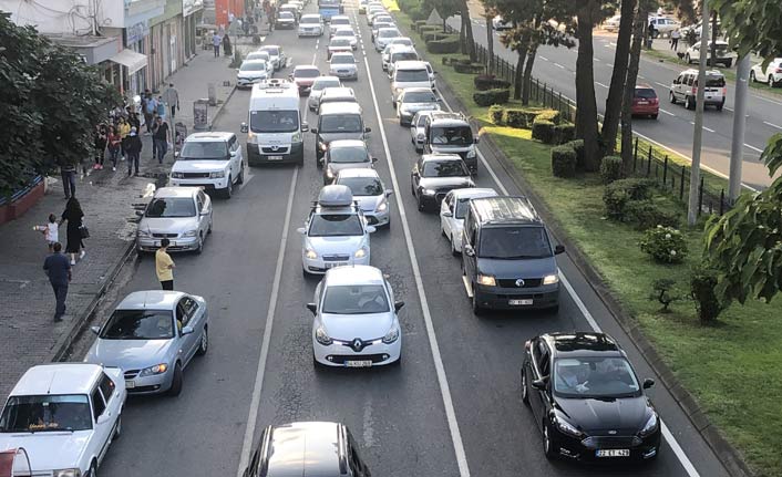 Karadeniz Sahil Yolu'nda bayram yoğunluğu