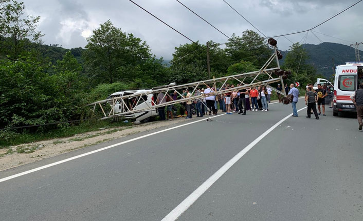 Elektrik direğine çarptı: 6 yaralı