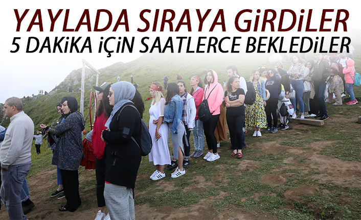 Salıncak için sıraya girdiler