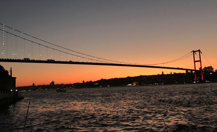 İstanbul’da akşam saatlerinde gökyüzü kızıla büründü