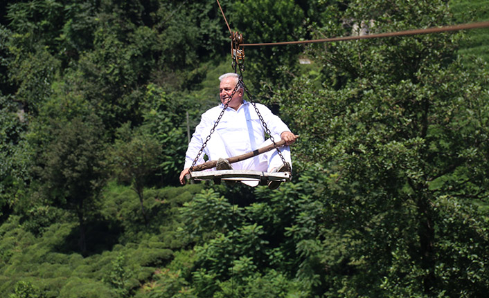 Yolu olmayan çay bahçesine teleferikle ulaşıyorlar 