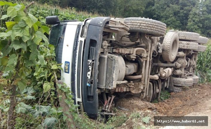 Beton yol yapımında mikser yan yattı!