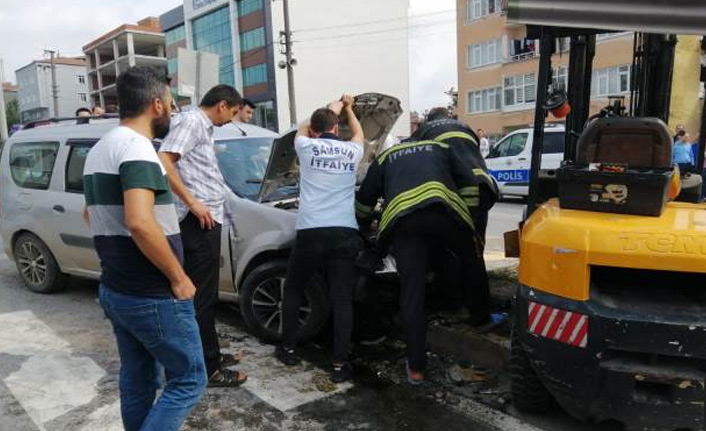 Samsun'da hafif ticari araç forklifte çarptı, 5 yaralı. 23 Ağustos 2019