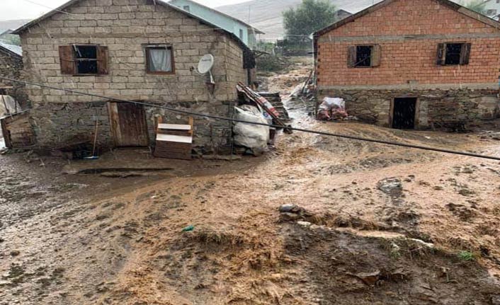 Gümüşhane’de şiddetli yağış ve dolu sele sebep oldu