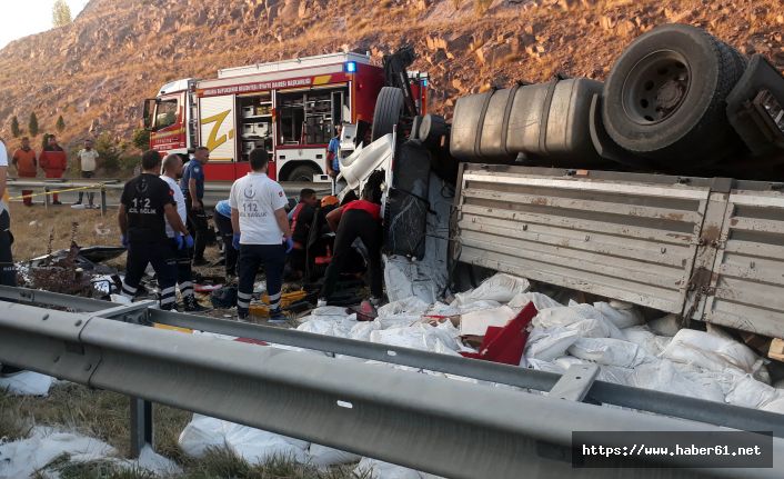 Devrilen tırın sürücüsü hayatını kaybetti