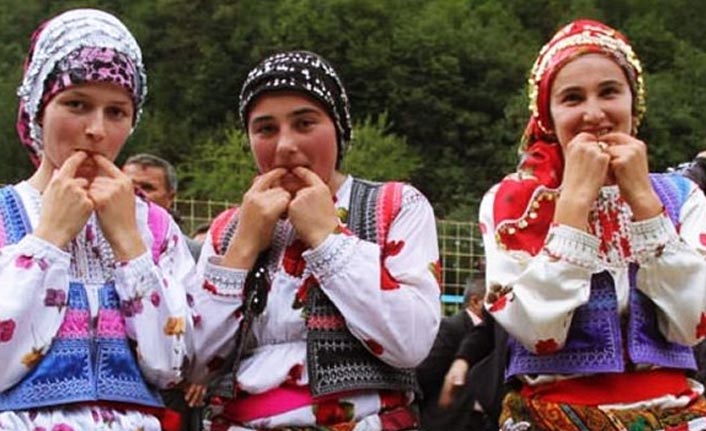 Kuşdili festival ile yaşatılıyor