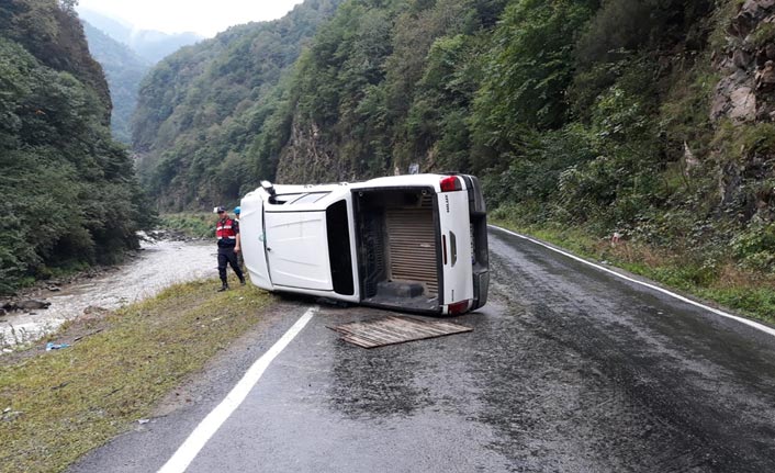 Giresun'da kamyonet devrildi: 4 yaralı