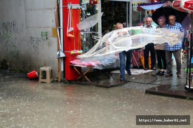 Rize'de sağanak sonrası esnaf ağ atarak tepki gösterdi