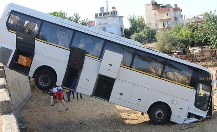 Otobüs istinat duvarından aşağı düştü!