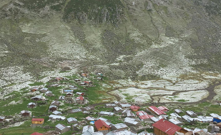 Karadeniz'de dolu sürprizi! Yayla beyaza büründü!