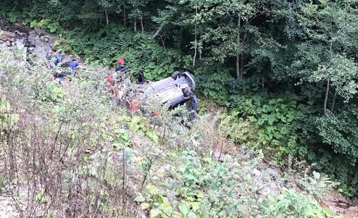 Giresun'da araç dereye yuvarlandı