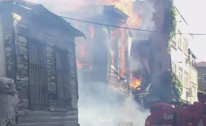 İstanbul Fatih'te bir bina alev aldı. 7 Eylül 2019