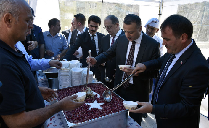 Gümüşhane'de vatandaşlara aşure dağıtıldı