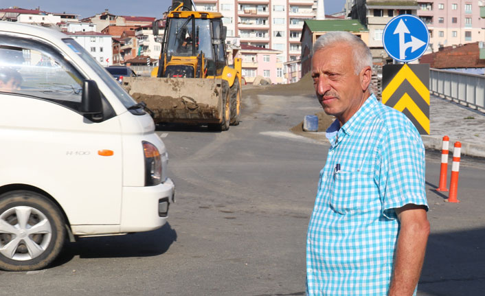 Çocuklar için trafik polisi gibi çalışıyor