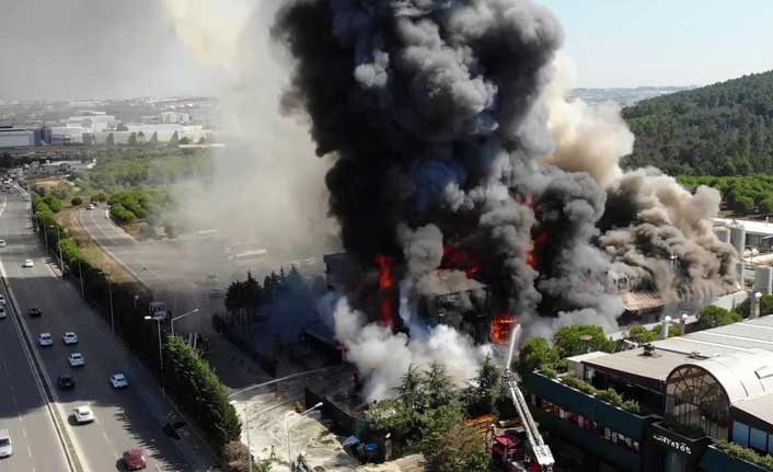 Tuzla'da polyester fabrikasında çıkan yangın havadan görüntülendi