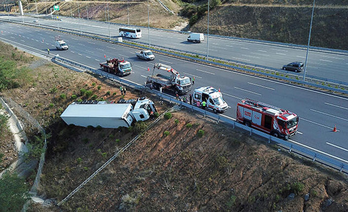 Beykoz'da TIR devrildi!