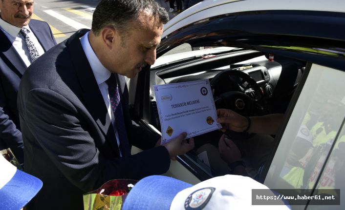 Gümüşhane’de yayalara yol verenlere teşekkür belgesi