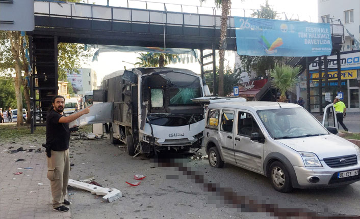 Servis aracının geldiğini görüp uzaktan kumanda ile bombayı patlattı