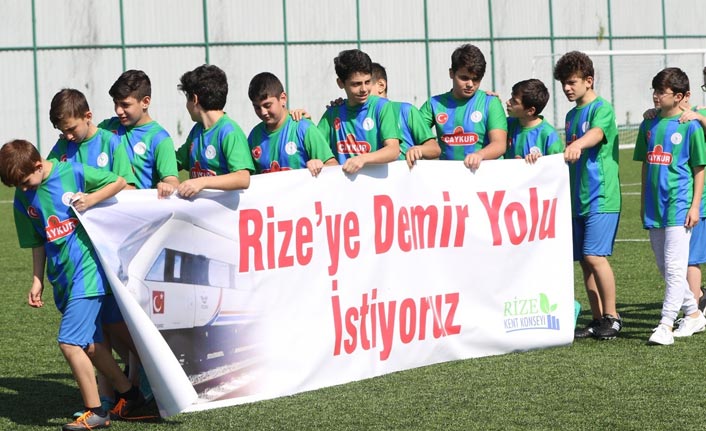 Miniklerden “Rize'ye demiryolu istiyoruz“ pankartı