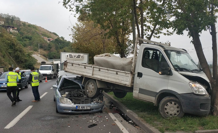 Samsun'da otomobil kamyonetin altına girdi