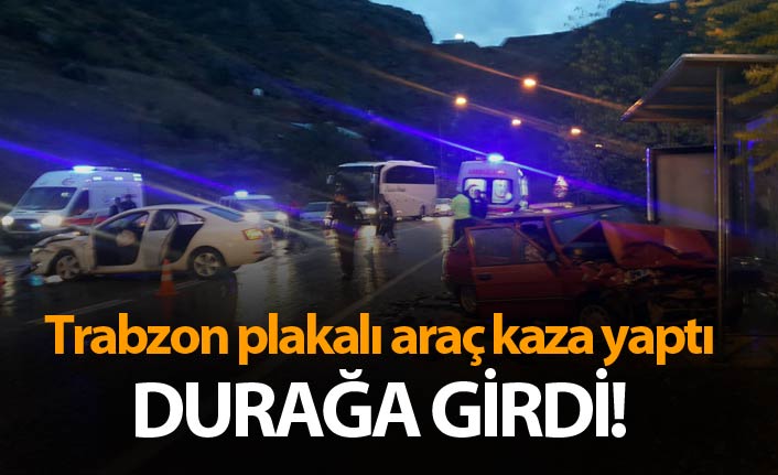 Trabzon plakalı araç kaza yaptı durağa girdi