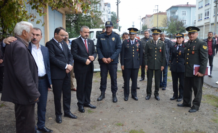 Şehit olan askerin babaevine Türk bayrağı asıldı