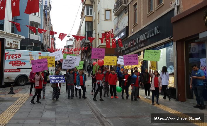 Minik öğrenciler ‘Çocuk Hakları’ için yürüdü