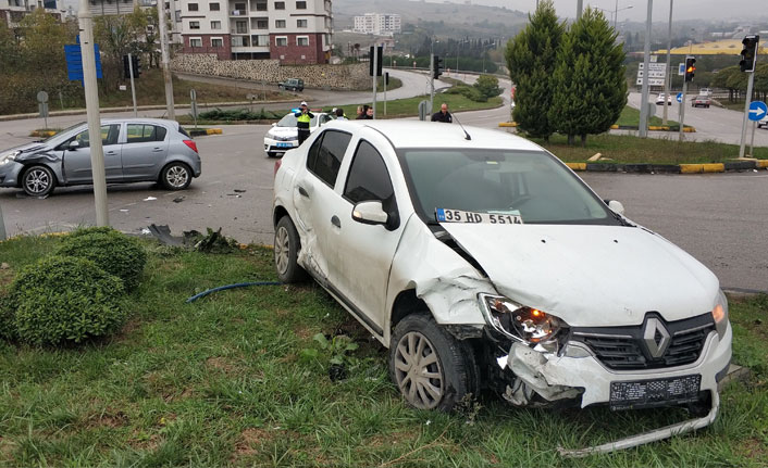 Samsun'da otomobiller çarpıştı