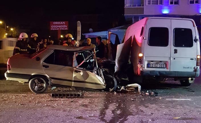 Ordu'da kaza - Biri araçta sıkıştı diğeri kaçtı