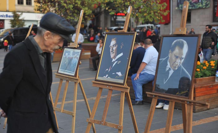 Biriktirdiği Atatürk fotoğrafları ile sergi açtı