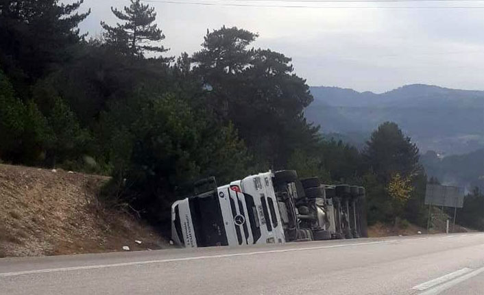 Ankara-İstanbul karayolunda tır devrildi