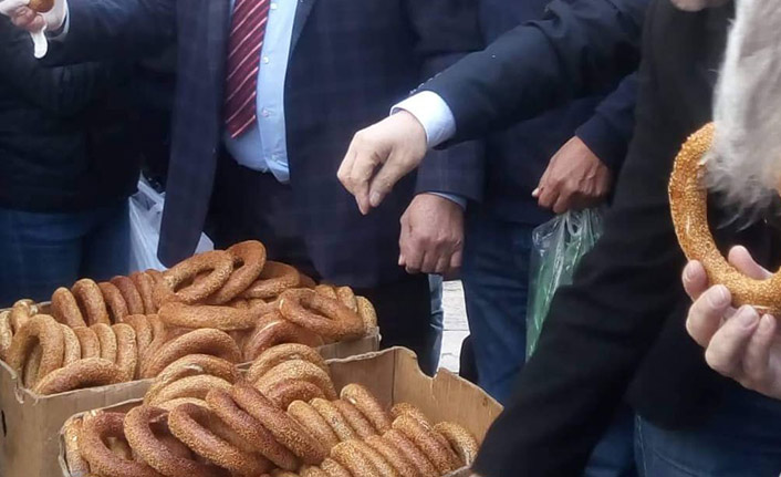 Suçsuzluğu anlaşılınca aldığı parayla simit dağıttı