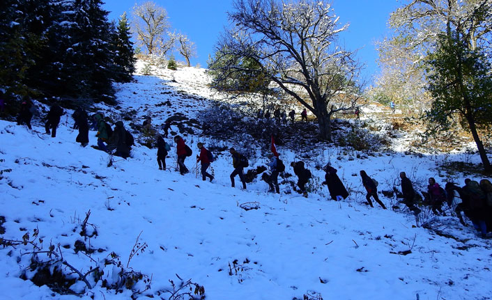 Dağcılar Zigana'da iki mevsimi yaşadı