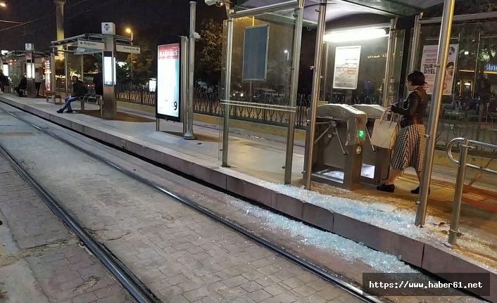 7 yaşındaki çocuk tramvay ile peron arasına sıkıştı